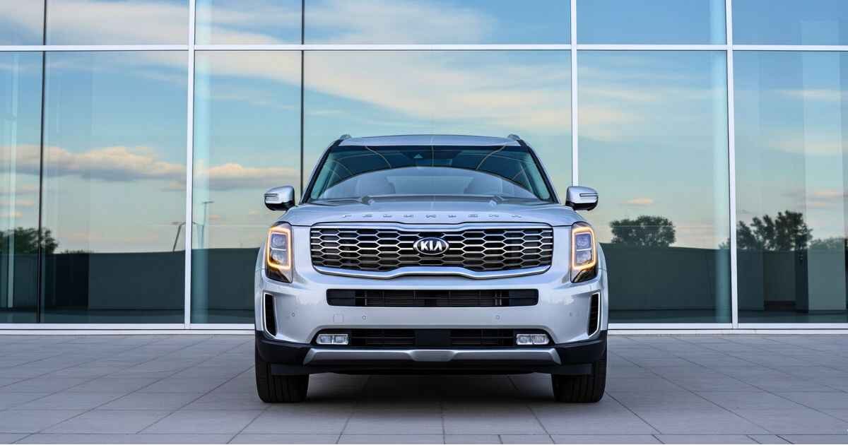 Kia Telluride 2025 front view with bold grille and LED styling