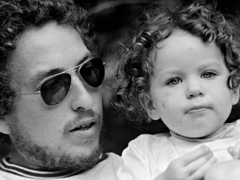 Inside Anna Dylan’s Life: The Hidden World of Bob Dylan’s Daughter 3 Bob Dylan is holding her daughter Anna Dylan