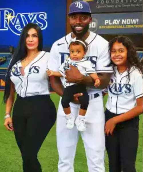 Cenelia Pinedo Blanco with her daughters and husband