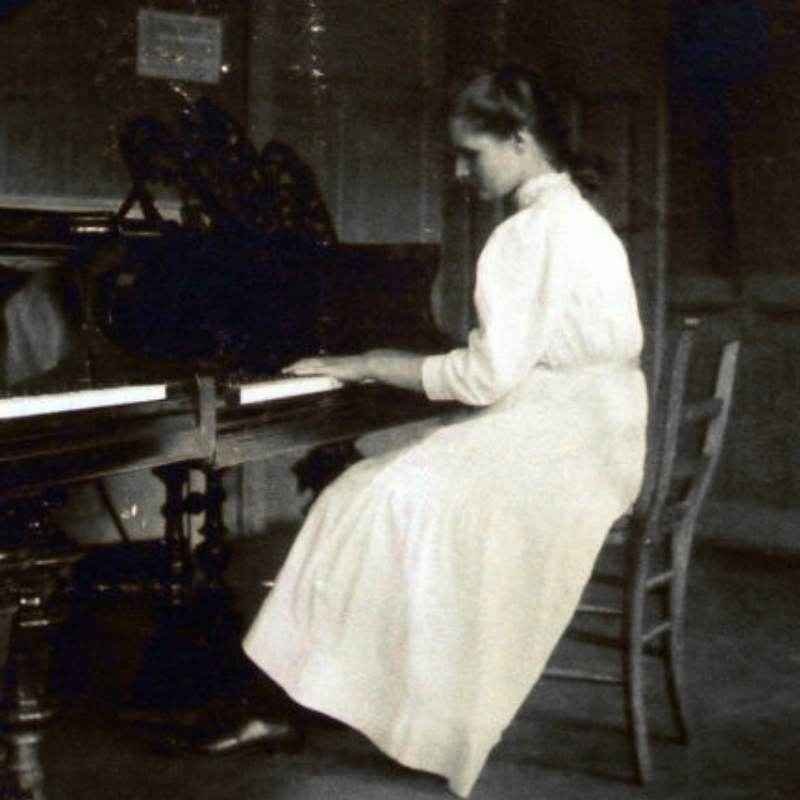 Harlene Rosen: The Life and Legacy of Woody Allen’s First Wife 3 Harlene Rosen Playing Piano