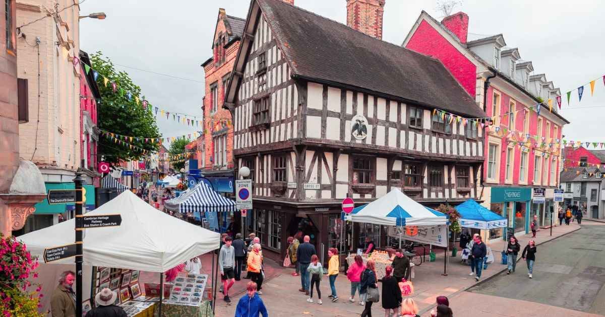 Exploring the Hidden History of Oswestry's Cambrian Railway Building: From Station to Restoration 1 Hidden History of Oswestry’s Cambrian Railway Building