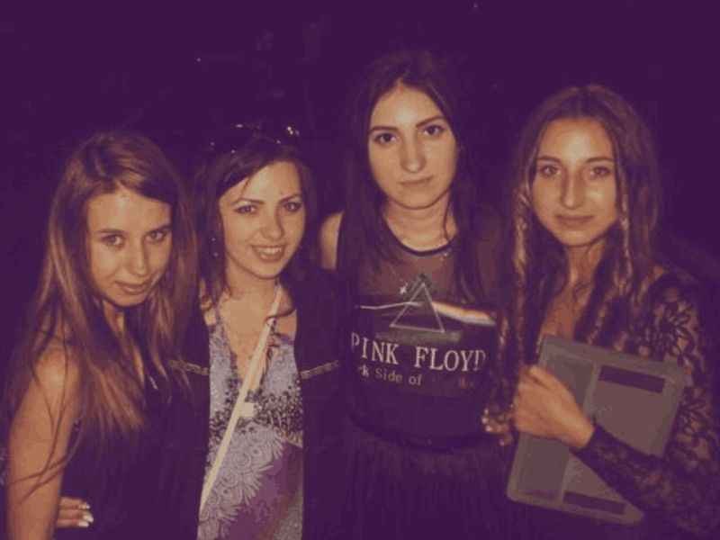 Inside Anna Dylan’s Life: The Hidden World of Bob Dylan’s Daughter 2 Inside Anna Dylan with her sister and friends